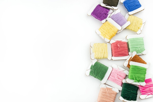 Zestaw różnych nici i tkanin